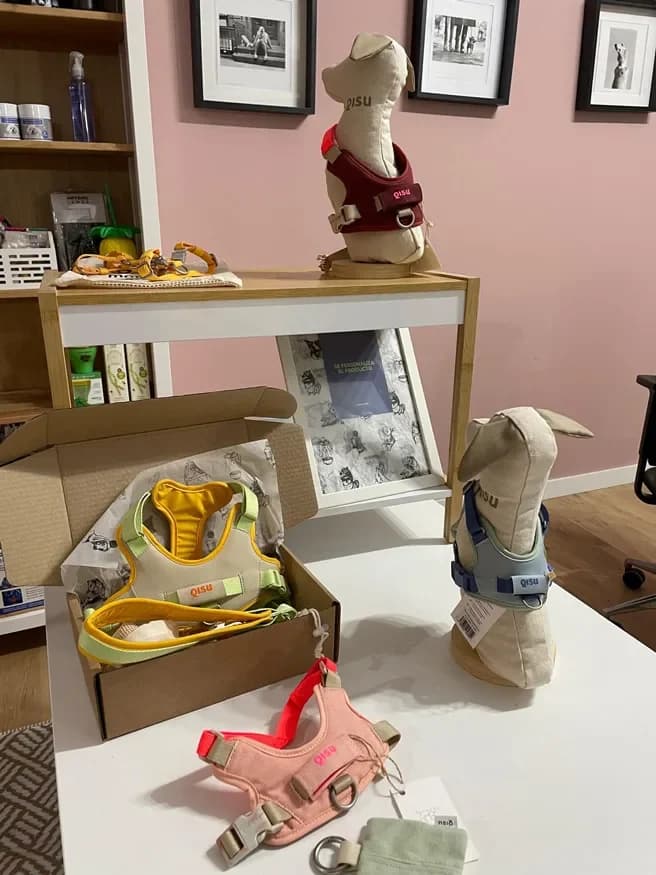 Mesa de la boutique con arneses y accesorios de cuero